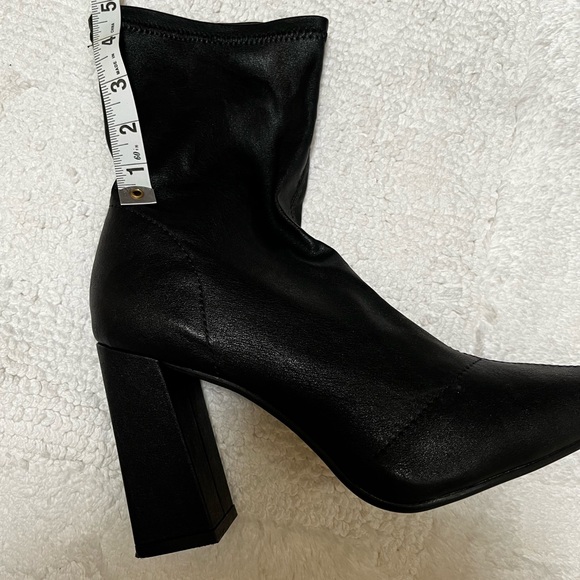 Black pointed boots. - Picture 7 of 7
